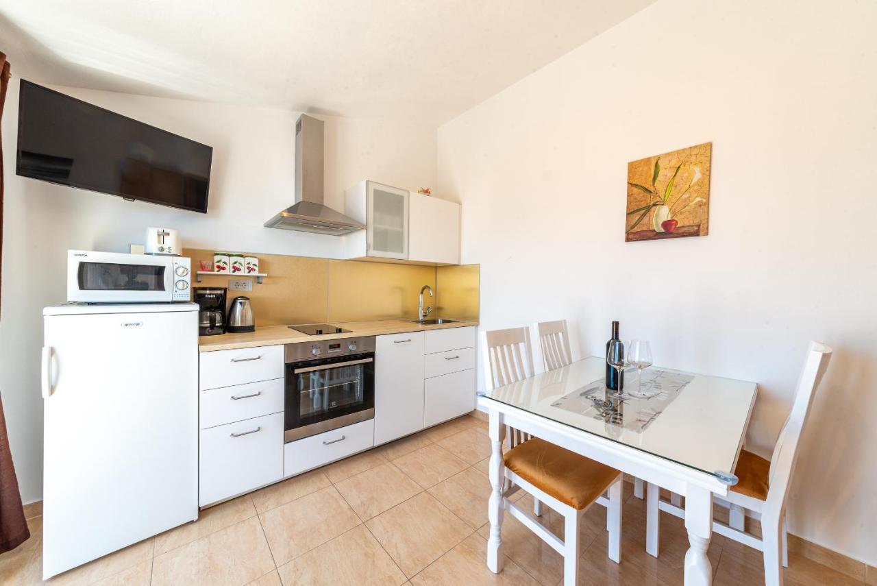 Apartments Kristian Бол Экстерьер фото