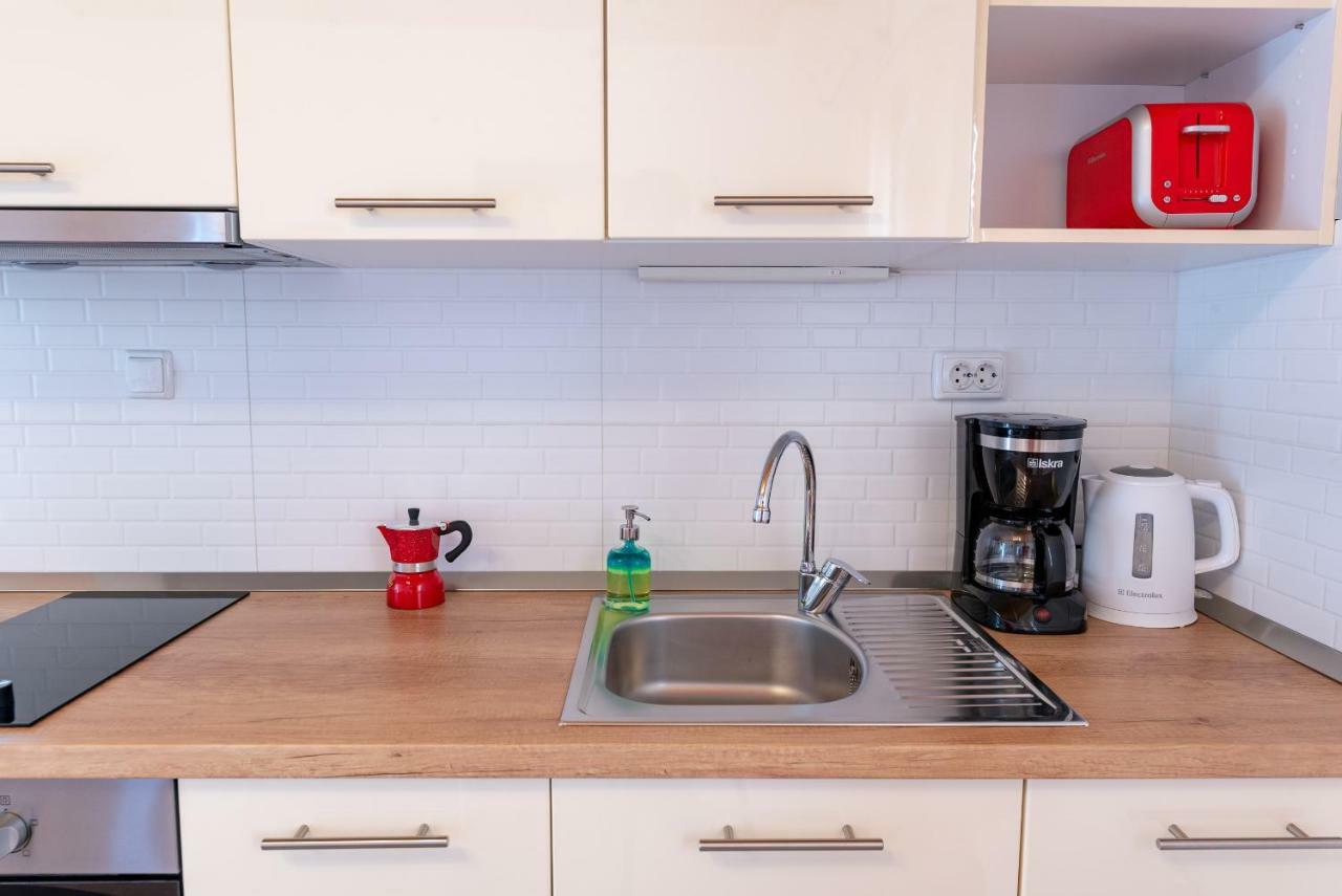 Apartments Kristian Бол Экстерьер фото